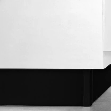 Emuca Kit Battiscopa Da Cucina Plasline Con Accessori Per Unione, Altezza 100 Mm, 2,35 M, Plastica Nera, Tecnoplastica, 1 U. 3 Emuca Kit Battiscopa Da Cucina Plasline Con Accessori Per Unione, Altezza 100 Mm, 2,35 M, Plastica Nera, Tecnoplastica, 1 U. - immagine 3